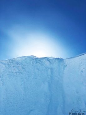 Солнце садилось прямо за пределами скрытой ледяной пещеры, которая была найдена в леднике горы Эребус, январь 2018 года