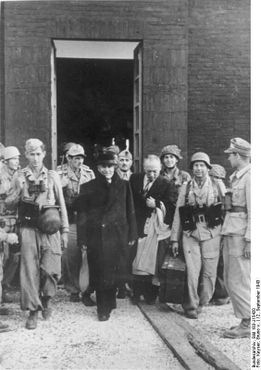 Бенито Муссолини и отряд СС после его освобождения