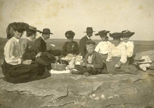 Семейный пикник в Рок-Сити, 1900 г.