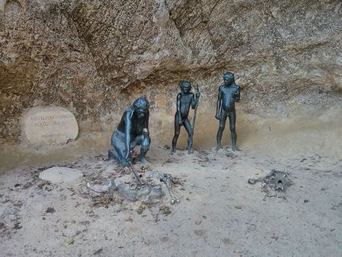 Фигуры неандертальцев возле места раскопок