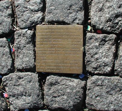 Первый «Камень преткновения» перед Кёльнской ратушей 