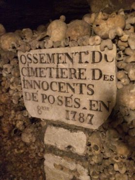 Останки, перенесённые с кладбища Невинных в катакомбы