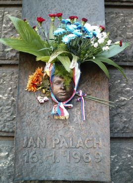 Памятник Яну Палаху с его посмертной маской