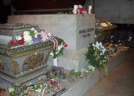 Саркофаг императора Франца Иосифа — единственный, сделанный из камня, а не из металла. Саркофаг находится в окружении гробов его жены Елизаветы и сына Рудольфа