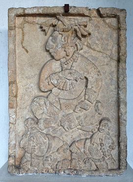 Стела майя, изображающая аристократа и его подчинённых