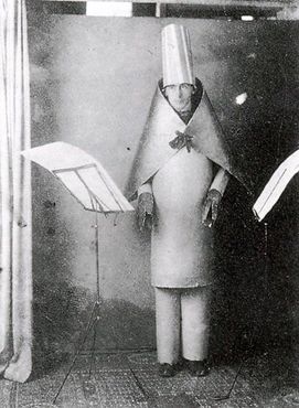 Хуго Балль на сцене «Кабаре Вольтер» в 1916 г.