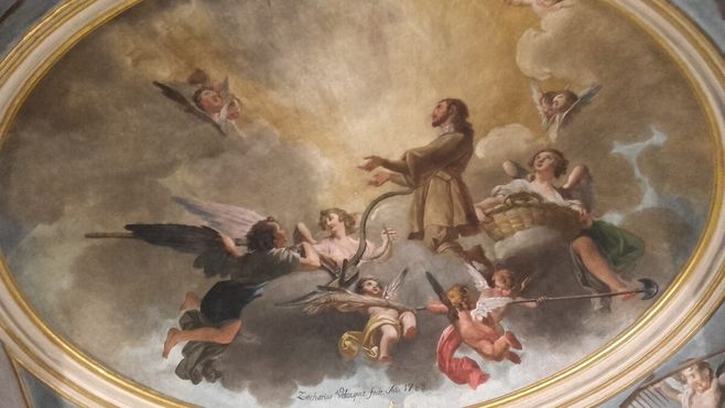 На куполе часовни изображён святой Исидор, возносящийся на небеса 