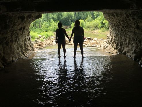 Туннель идеально подходит для забавных фото силуэтов