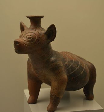 Доиспанская керамика мексиканской культуры колима. Сосуд в форме собаки породы ксолойцкуинтли