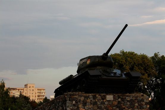 Списанный советский танк демонстрируется в Тирасполе
