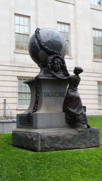 Памятник Дагеру на 7-й улице