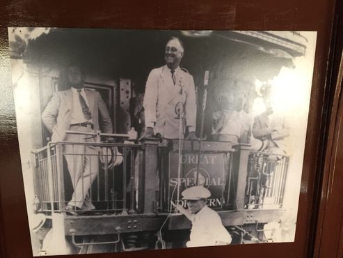 Рузвельт на ступеньках вагона в 1944 