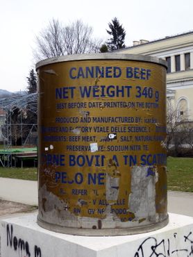 Памятник консервированной говядине ICAR, Сараево