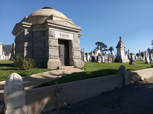 Могила Уайатта Эрпа справа от этого мавзолея