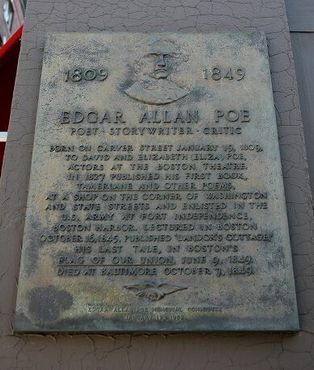 Старая мемориальная табличка, предшествовавшая переименованию площади