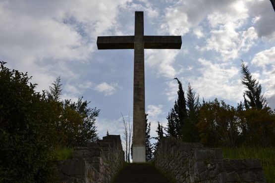 Бетонный крест в Мелигаласе
