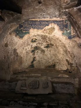 Деталь на могиле святого Гаудиозо