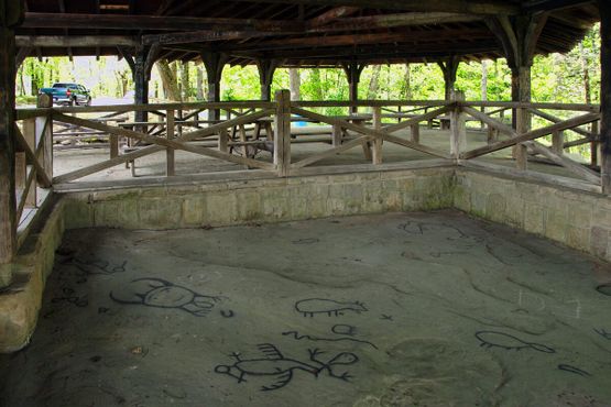 Наскальные изображения (петроглифы) рядом с деревней Лео, округ Джексон, штат Огайо