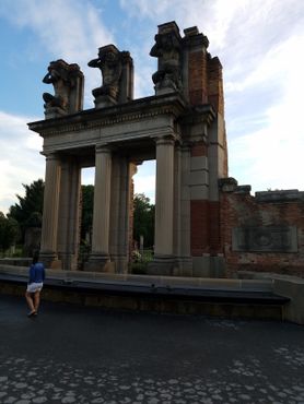 Руины в парке Холлидей