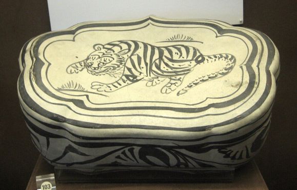 Подушка в форме облака с железным коричневым изображением тигра на белом полированном покрытии