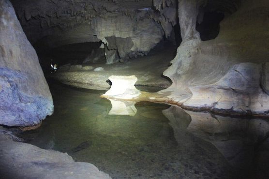 Чтобы добраться до пещеры светлячков, вам придётся пробираться вброд через подземную реку