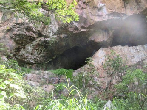 Одна из пещер в ущелье