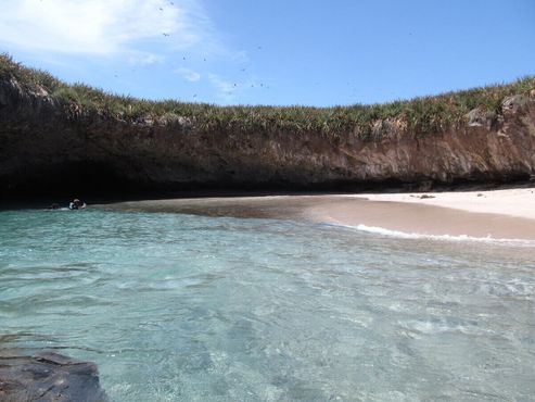 Пляж Эскондидо на Мариетских островах