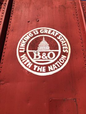 Логотип железнодорожной компании B&O на отреставрированном кабузе