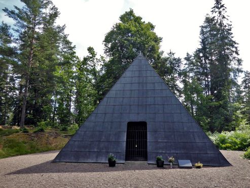 Пирамида служит гробницей Штирнграната
