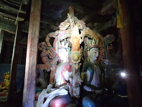 Статуя четырёхликого божества Вайрокана внутри гомпы Ринченлинга