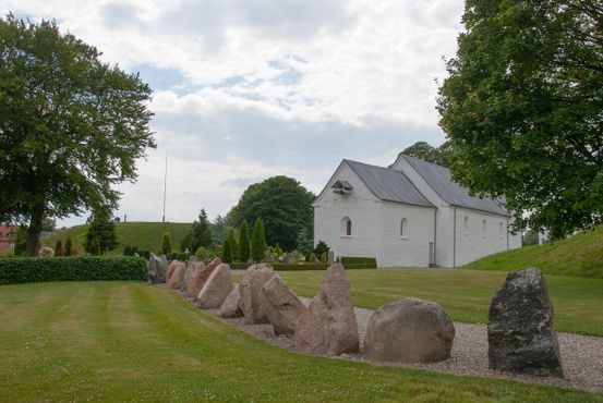 Церковь в Еллинге с курганами по обе стороны