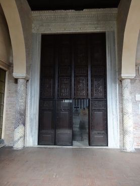 Дверь V века из кипарисового дерева