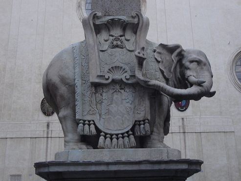 Скульптура на площади Минервы, вид с западной стороны, крупный план