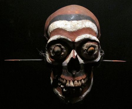 Церемониальная маска из Папуа-Новой Гвинеи, сделанная из человеческого черепа. Используется в ритуалах народов толаи.