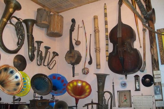 Часть экспозиции музыкальных инструментов
