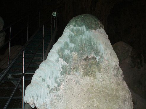 Строматолит в пещере Неттл