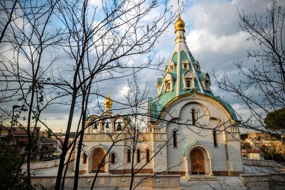 Храм расположен недалеко от Ватикана и находится на территории Российского посольства