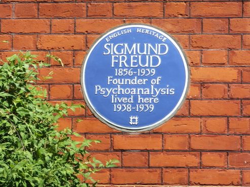 Голубая мемориальная табличка на стене музея Фрейда в Лондоне