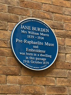 Синяя табличка памяти Джейн Бёрден