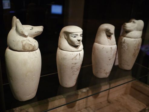 Древнеегипетские сосуды для органов, используемые в процессе мумификации