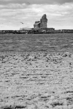 Ледяные брызги, вызванные сильными ветрами и отрицательными температурами воздуха, полностью покрывают ледяной маяк Кливленд Харбор Уэст Пирхед, поскольку гавань начинает замерзать с зимы 14 декабря 2010 года