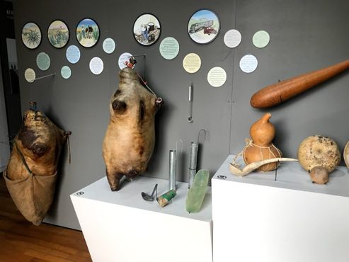 Выставка Музея пульке, включая емкость из свиной кожи