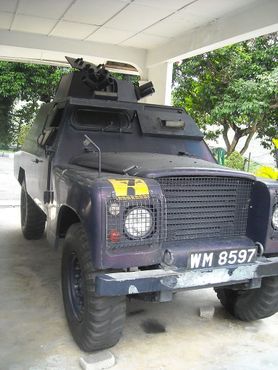 Бронированный Land Rover Defender возле музея
