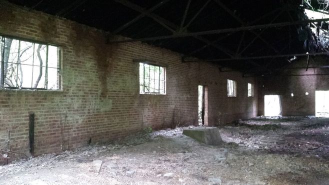 Внутри одного из заброшенных заводских зданий