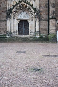 Камень для плевков перед входом в собор