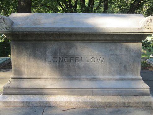 Могила поэта Генри Уодсворта Лонгфелло на кладбище Маунт Оберн