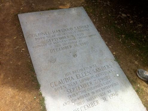 Надгробие на могиле полковника Сандерса