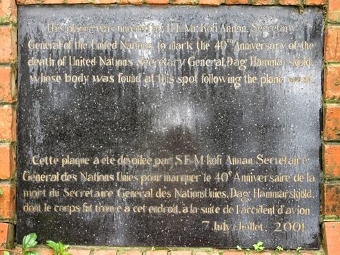 Мемориальная доска, отмечающая место, где было найдено тело Дага Хаммаршёльда