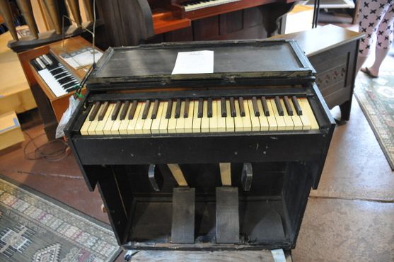 Складная фисгармония, на которой капелланы, возможно, играли для солдат во время Второй мировой войны