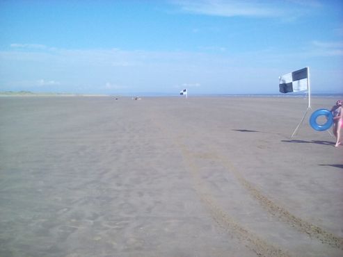 Вид на 10-километровый пляж с ровным, плотным песком